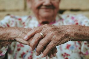 Έρευνα: Ο λόγος που οι ηλικιωμένοι είναι πιο ευάλωτοι στον καρκίνο