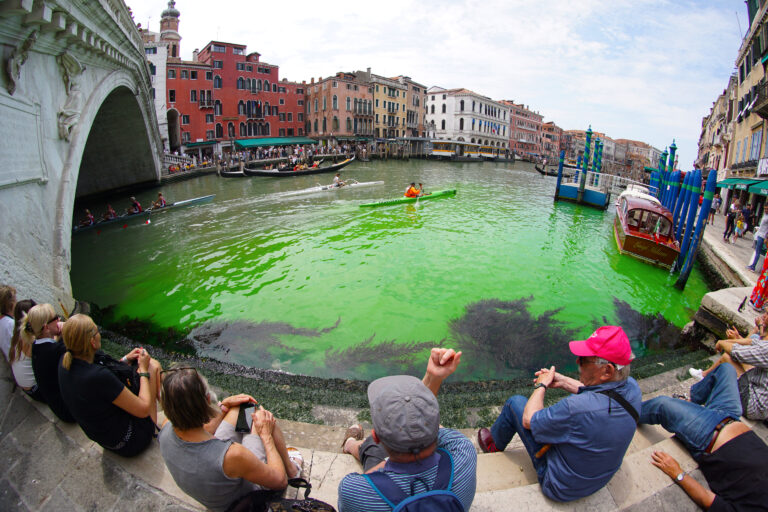 ΣΟΚ από το θέαμα πράσινου και κόκκινου χρώματος στο Μεγάλο Κανάλι της Βενετίας