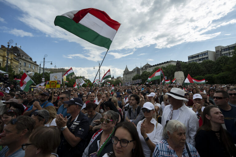Τριγμοί για το καθεστώς Όρμπαν στην Ουγγαρία