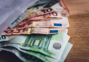 Έκτακτο επίδομα 100-200 ευρώ: Πότε θα δοθεί – Όλοι οι δικαιούχοι