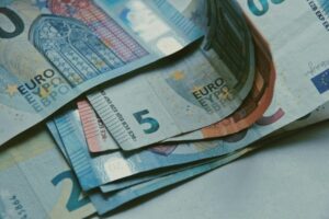 Επίδομα 718 ευρώ κατευθείαν στο ΑΤΜ: Ποιοι το εισπράττουν