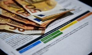 Ρεύμα: Ντροπή με το πράσινο τιμολόγιο – Εξτρα χρέωση 12 ευρώ για ΟΛΟΥΣ