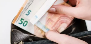 «Σούπερ» επίδομα 1.210 ευρώ – Ποιοι το παίρνουν με μία αίτηση