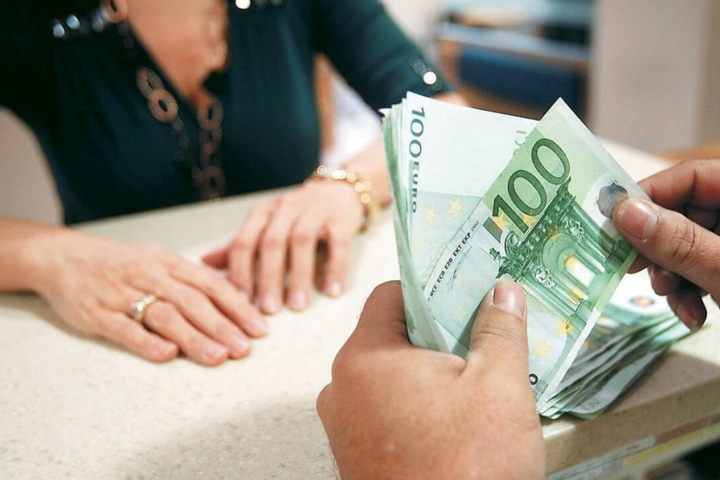 «Κλείδωσε» νέο έκτακτο δώρο 100 έως 200 ευρώ – Ποιοι είναι οι δικαιούχοι
