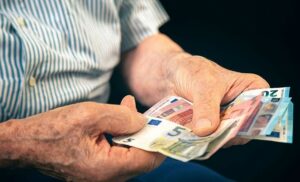 Έκτακτο επίδομα 100-200 ευρώ: Τα 2 σενάρια για τους συνταξιούχους